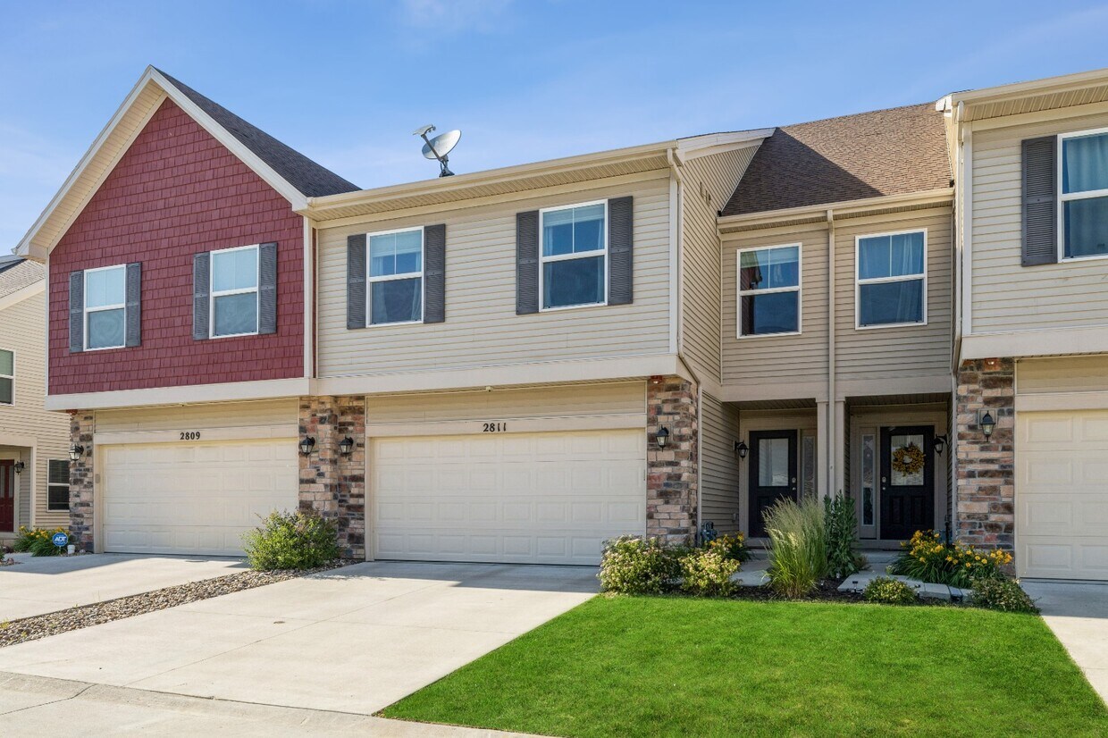 2811 SE 35th St, Grimes, IA 50111 Townhome Rentals in Grimes IA