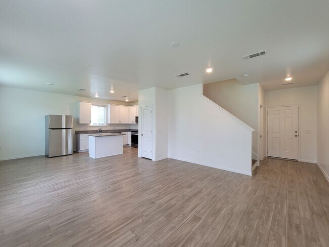 Foto del edificio - Beautiful 4 bedroom 2.5 bath home with gra...