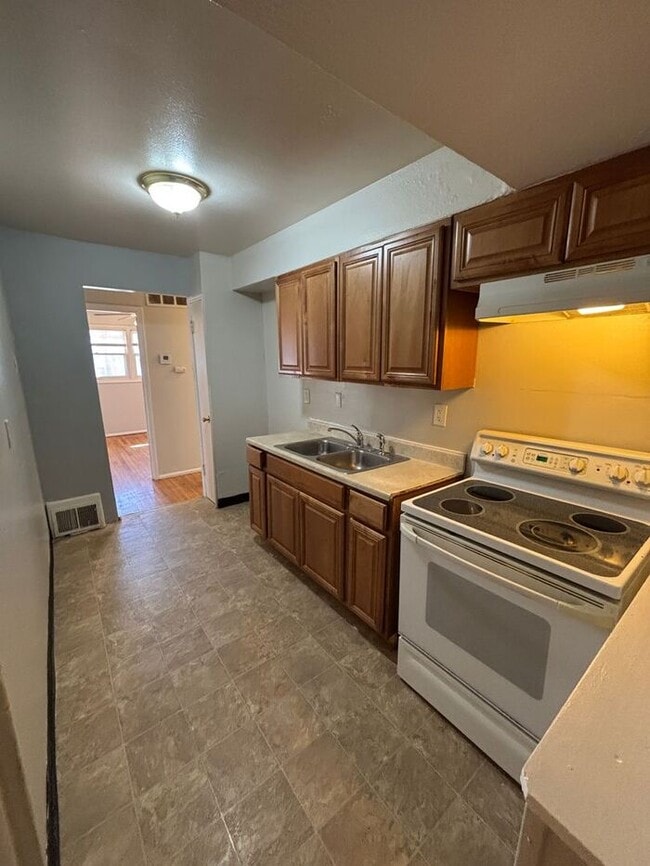 Building Photo - Charming 4-Bedroom Home in a Convenient Lo...