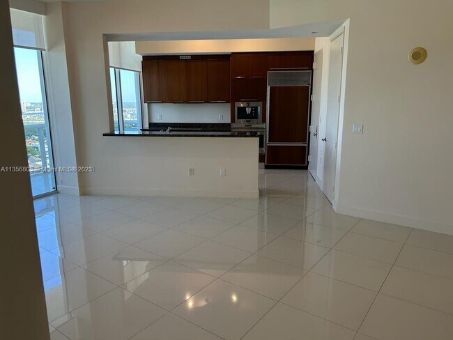 Building Photo - 15811 Collins Ave