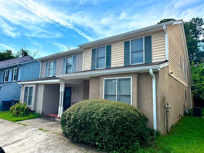 Building Photo - 3 bed/2 bath townhome in the Forest Hills ...