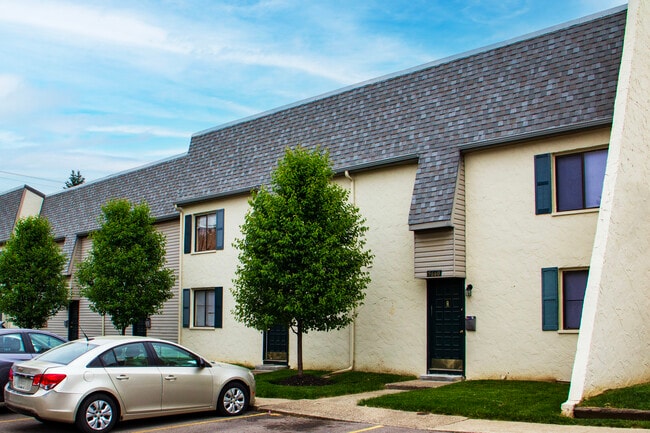 Building Photo - Raintree Apartment Townhomes