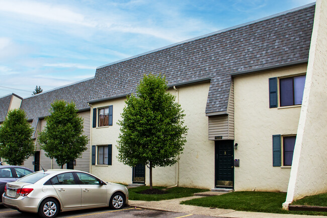 Building Photo - Raintree Apartment Townhouses