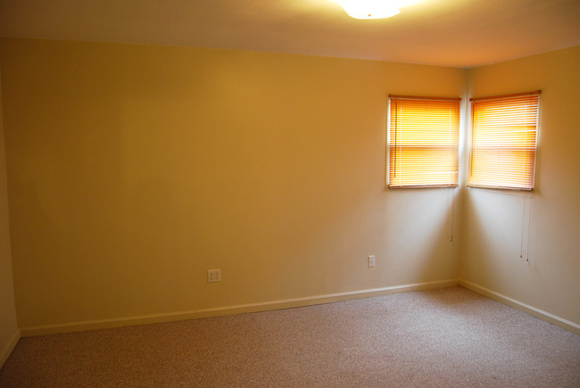 Building Photo - 81 Devens St