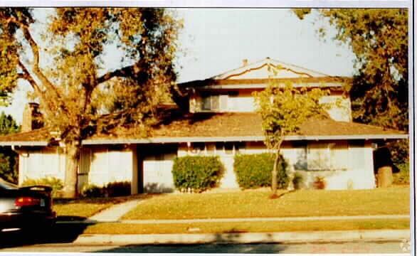 Building Photo - 877 Castlewood Dr