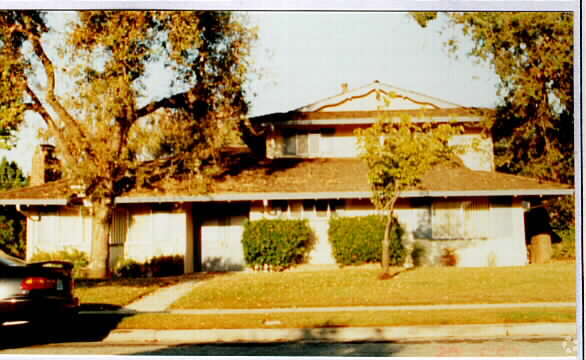 Foto del edificio - 877 Castlewood Dr