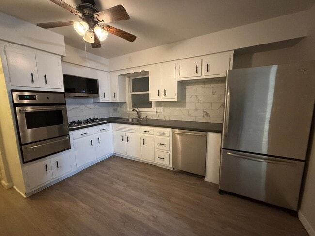 Building Photo - 10 E 10th St