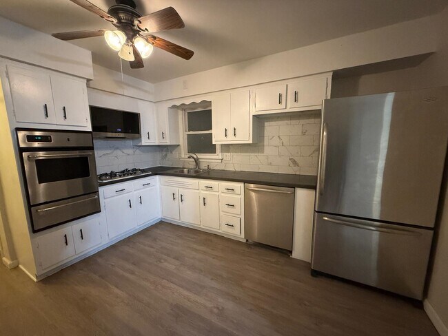 Foto del edificio - 10 E 10th St