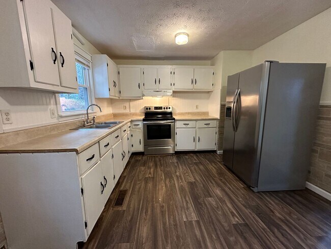 Building Photo - Spacious house located in the country! Fou...