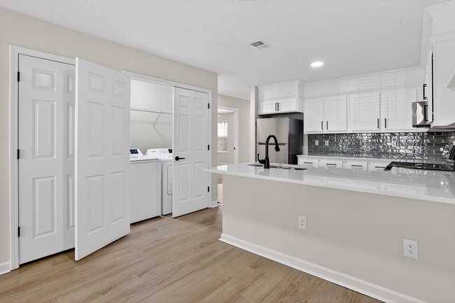 Zona de lavandería de fácil acceso - Overby Park Townhomes
