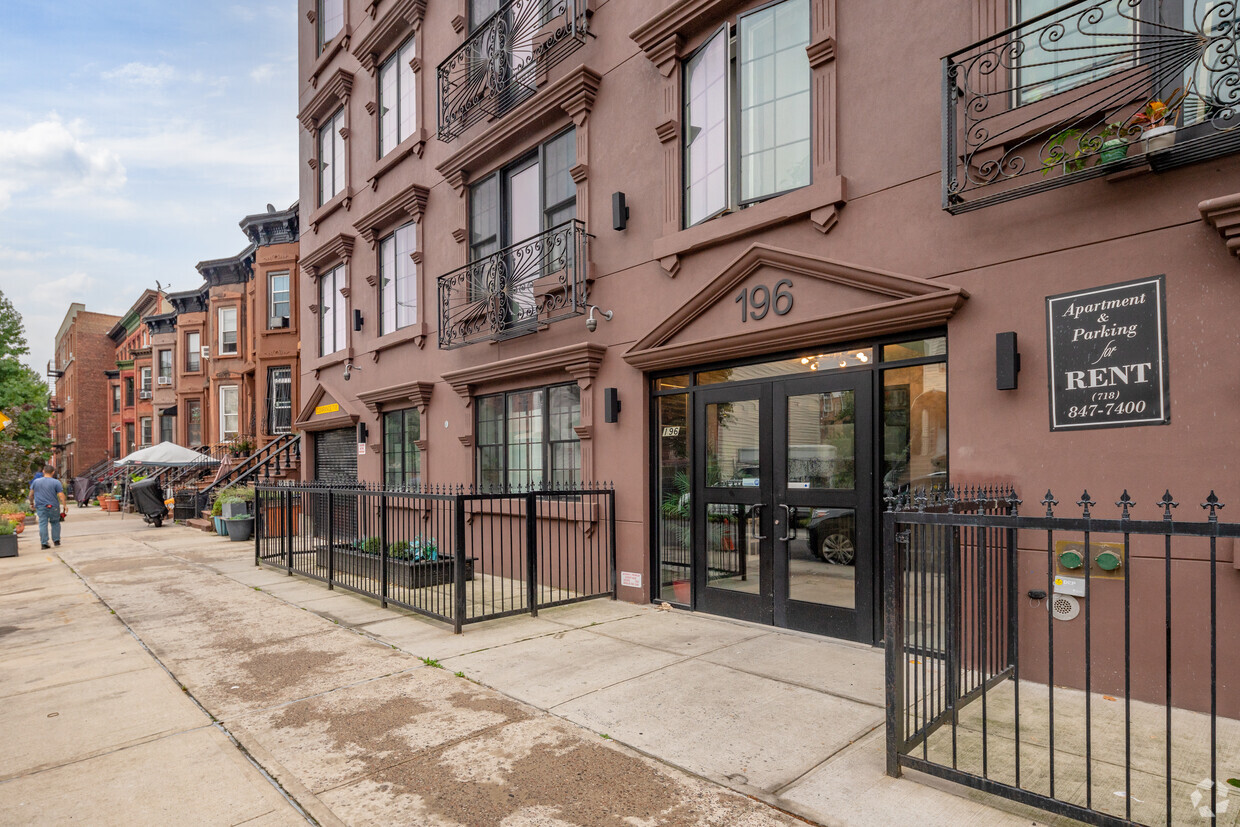 Foto del edificio - The Brownstone