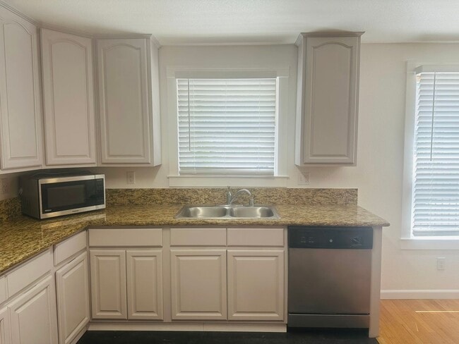 Building Photo - Spacious 1 Bedroom in Downtown Sacramento Where Convivence Is KEY! CALL Today To Schedule a Showing!