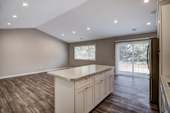 Foto del edificio - 3 Bedroom Town Home