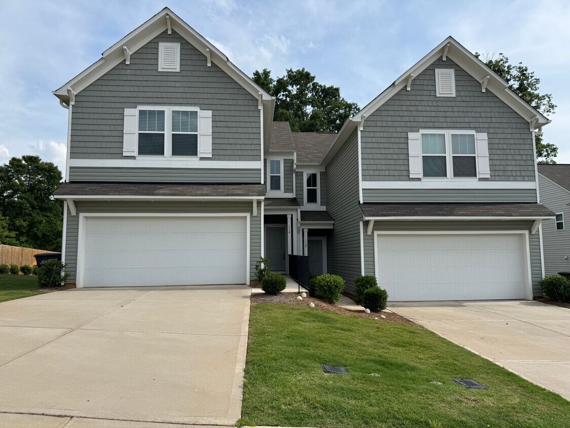 Primary Photo - Spacious 3BD/2.5BTH Paired Home minutes fr...