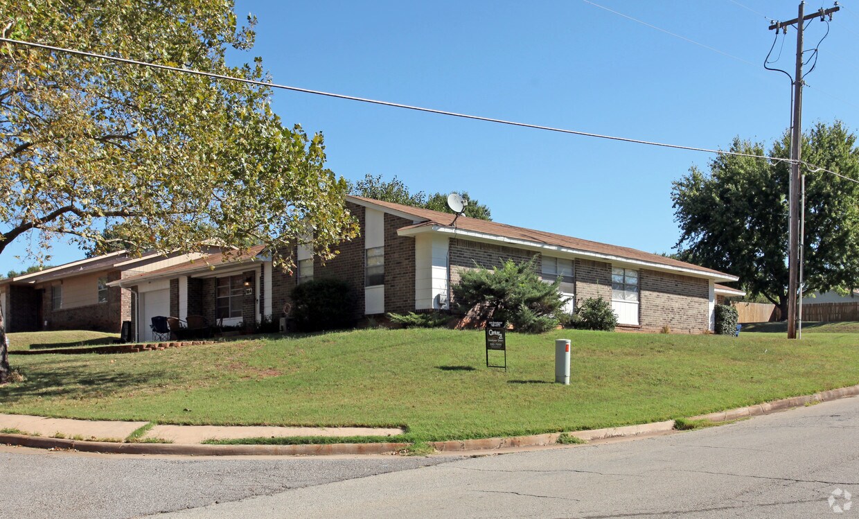 Building Photo - 804 N Pine Brook Dr