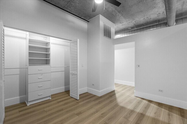 Foto del edificio - 1000 N Kingsbury St