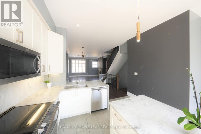 Building Photo - 2094 Queensborough Gate