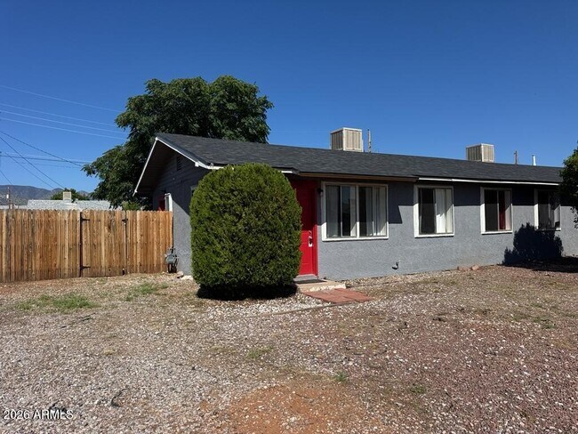 Foto del edificio - 524 Graham Pl