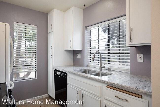 Foto del edificio - 8566 Summerdale Rd