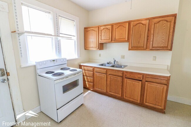 Foto del edificio - Great side-by-side duplex! Washer & dryer, pet friendly, large front porch!