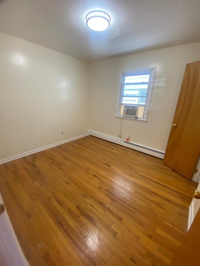 Building Photo - 185 W 51st St