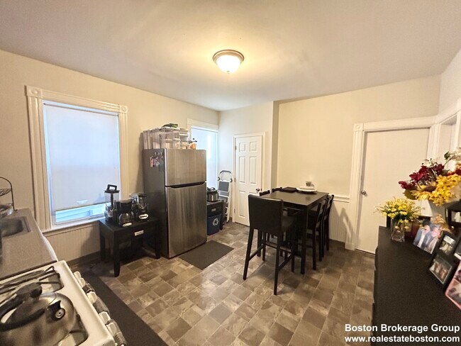 Foto del edificio - 151 E Cottage St