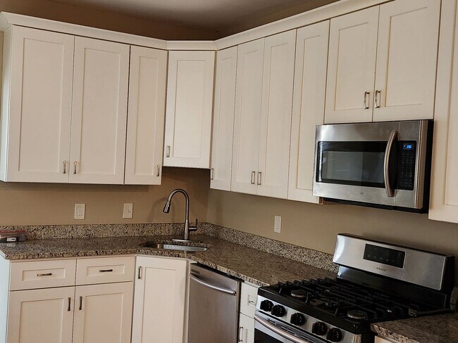 Building Photo - Charming 3Bed/3.5Bath in Butcher's Hill