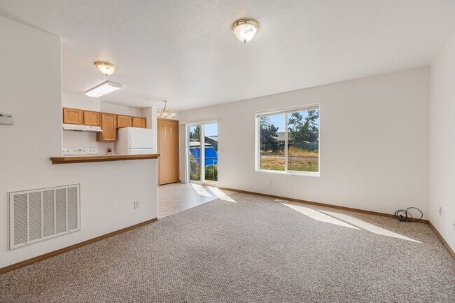 Building Photo - 3 bed 2 bath duplex with sprinkler system