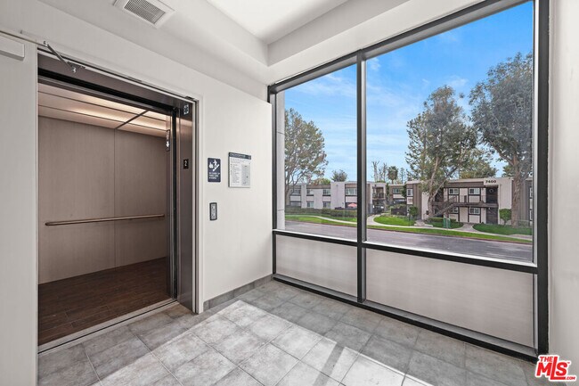 Foto del edificio - 7411 Artesia Blvd