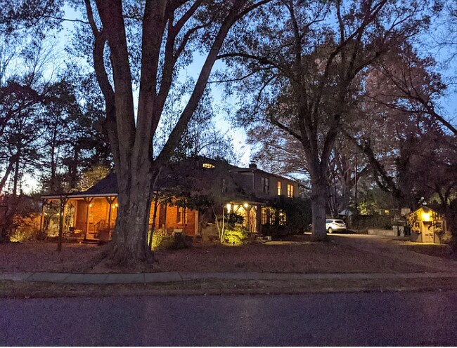 Foto del edificio - 3810 Kenwood Ave