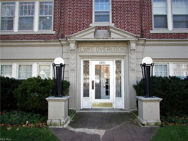 Foto del edificio - 11851 Lake Ave