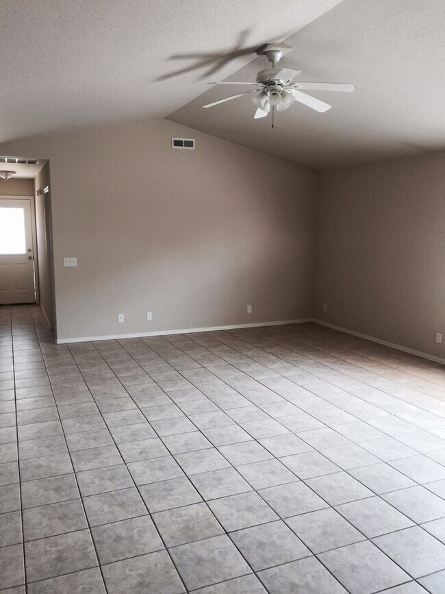Building Photo - 3 bedroom 2 bathroom Duplex in Centerton!