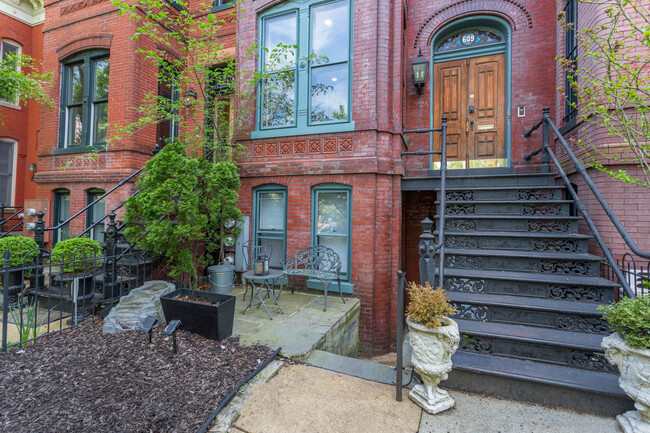 Building Photo - 609 Massachusetts Ave NE