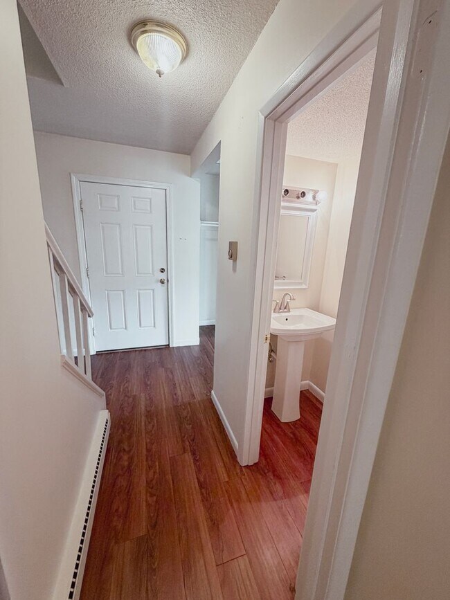 Foto del edificio - 2BD/1.5BA Beautiful Townhome - Right Near Oakledge Park!