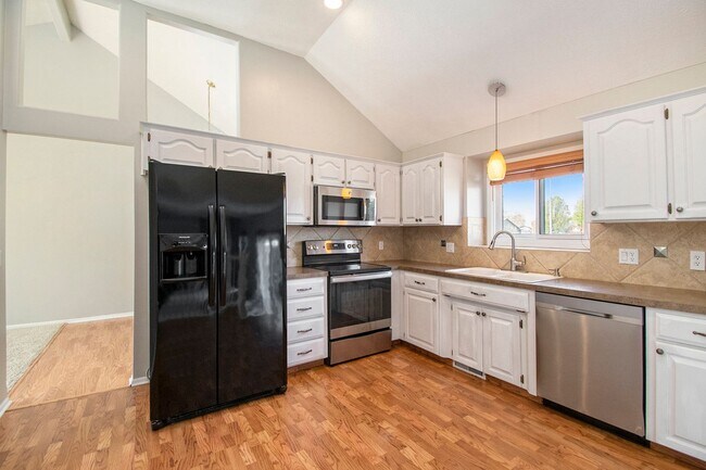 Building Photo - 3 bed + 3 bath Millard tri- level! Ready for move in!
