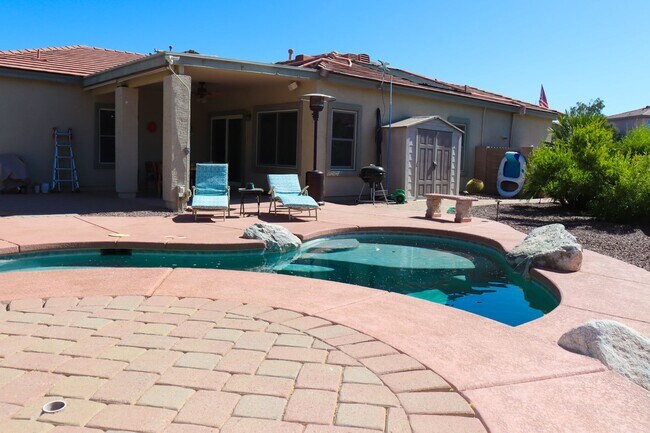 Foto del edificio - 3 Bed/2 Bath w/ Private Pool and 3 Car Gar...