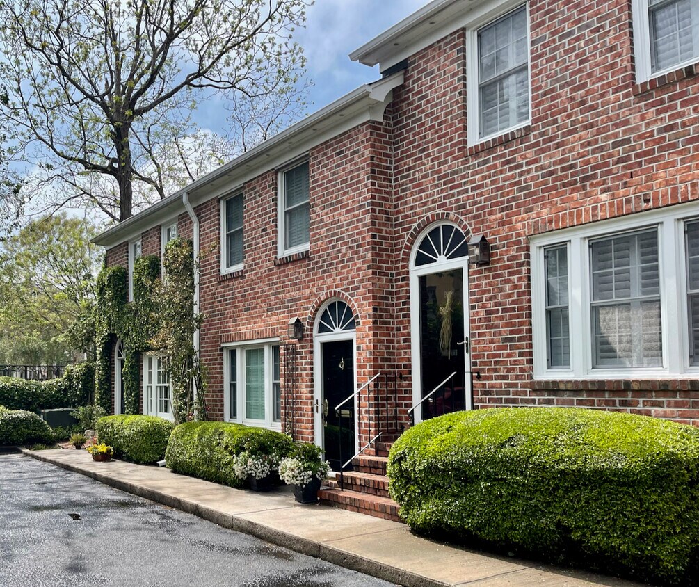 12 St, Charleston, SC 29401 Townhouse for Rent in Charleston