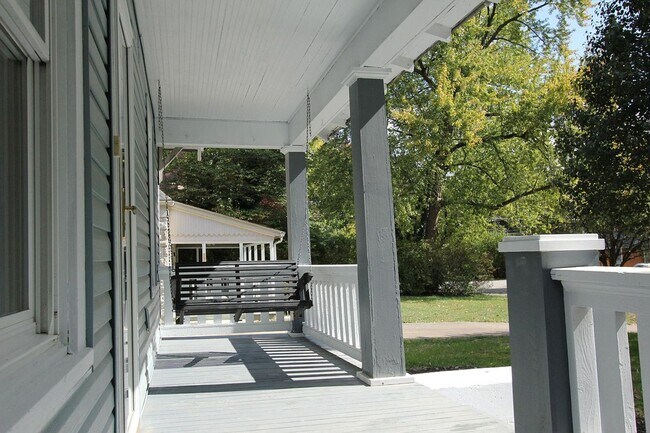 Building Photo - 625 E Cozy St