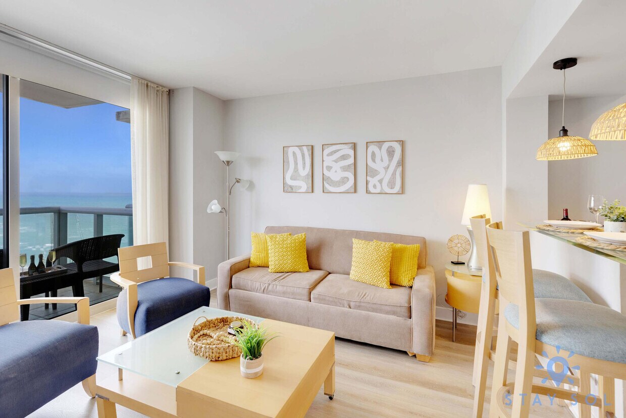 Foto principal - 18683 Collins Ave