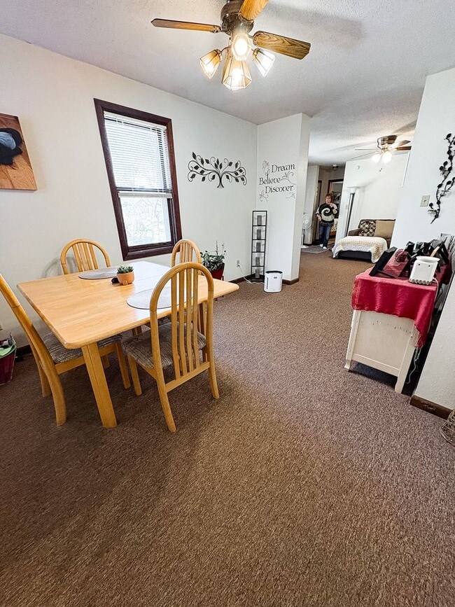 Building Photo - Spacious 1 Bedroom Apartment