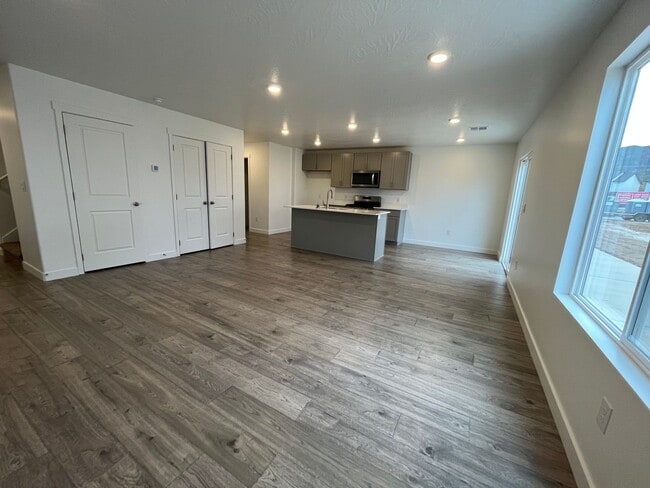 Building Photo - Beautiful Town home in Cedar City