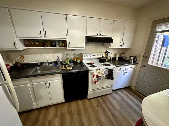 Building Photo - 10 Charles St