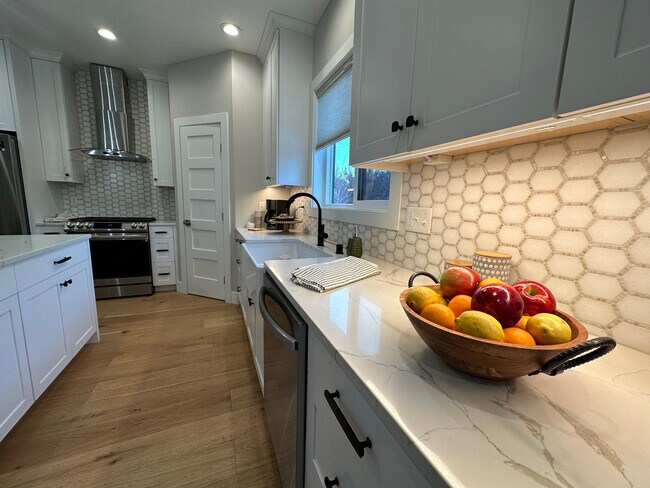 Building Photo - 902 Janimari Ct