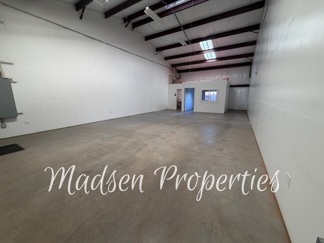 Building Photo - 1115 E Ewald Ct