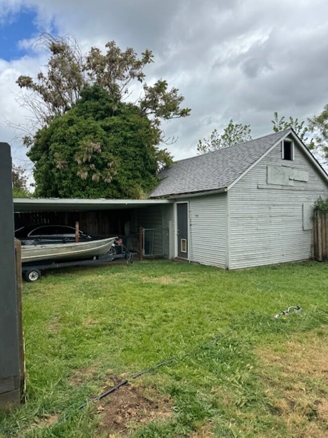 Building Photo - CHARMING OLDER 2 BEDROOM HOME W/ BUILT INS