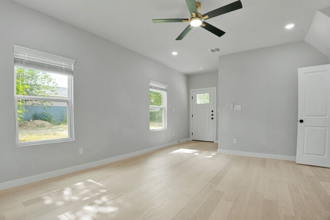 Building Photo - 525 Dakota St