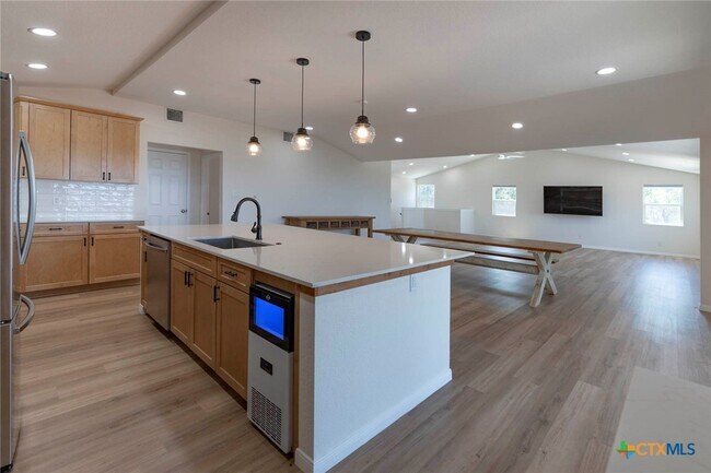 Building Photo - 268 White Oak Dr