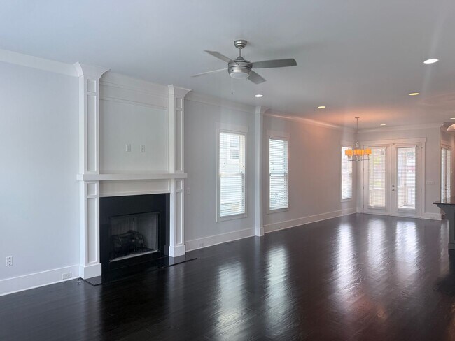 Building Photo - 3 bedroom/2.5 baths