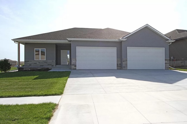 Building Photo - Beautiful 5 Bed/3 Bath House Available February 1st, 2026!