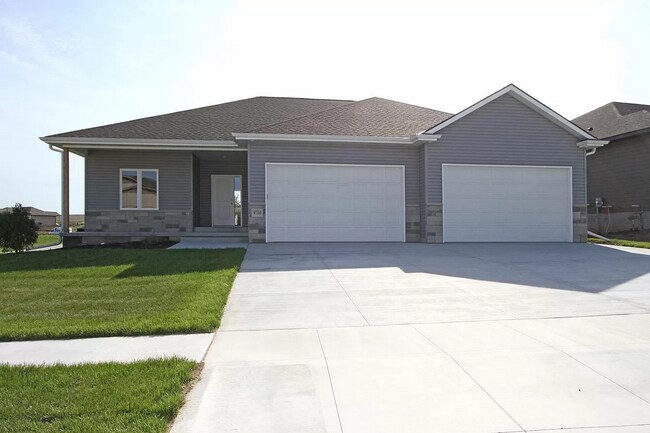 Foto del edificio - Beautiful 5 Bed/3 Bath House Available February 1st, 2026!